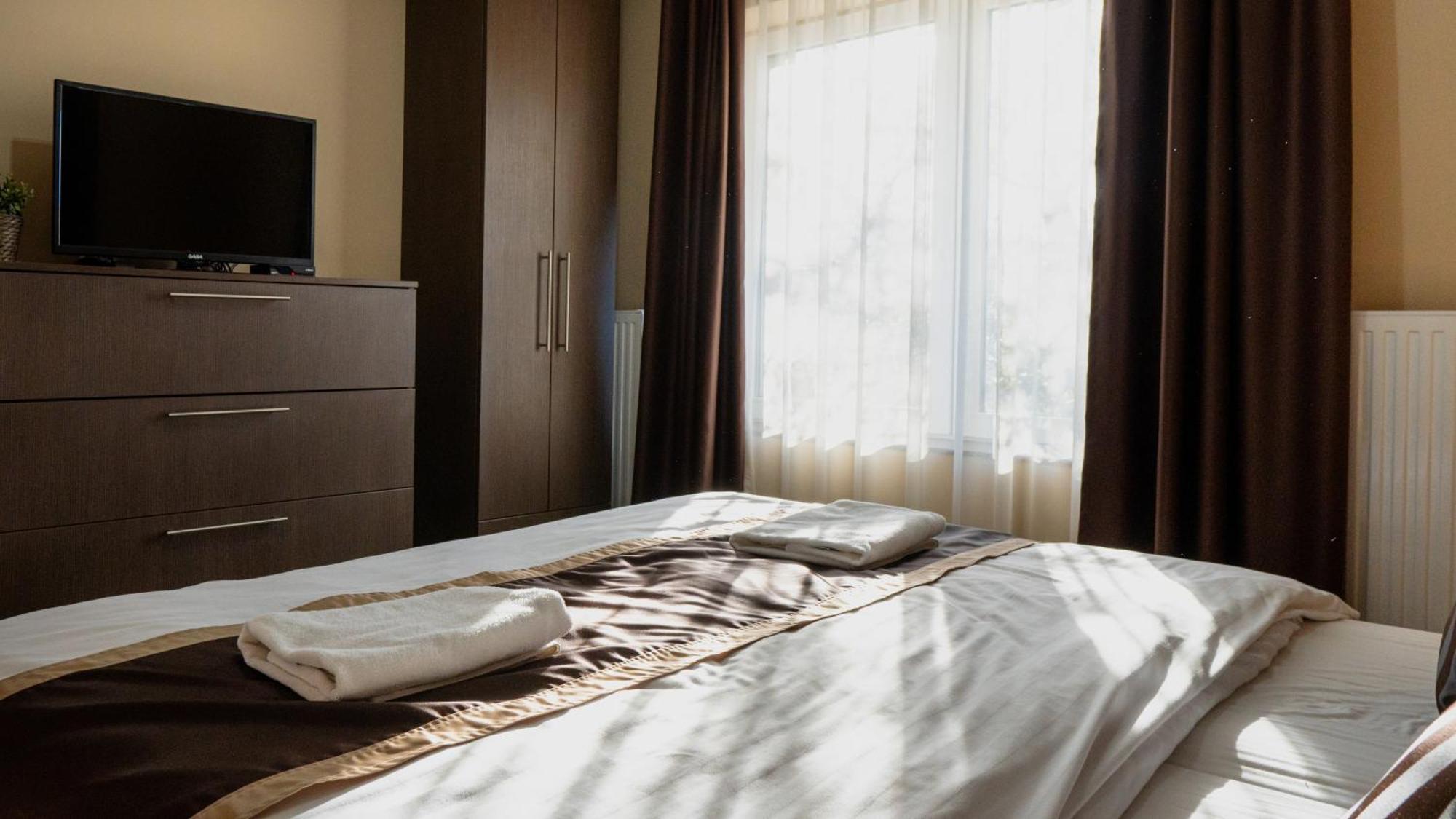 Family Apartman Eplény Eksteriør bilde