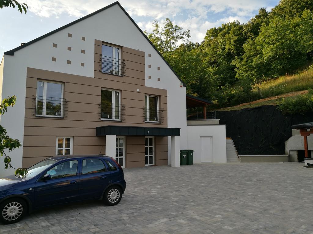 Family Apartman Eplény Eksteriør bilde